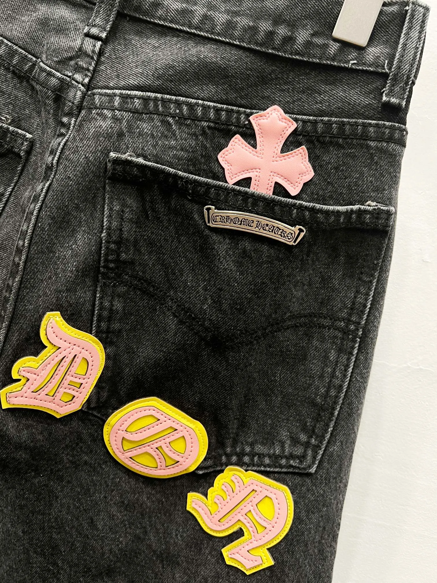 P260 Style No.: (c029) Chrome Hearts & CH city limited series Sanskrit cross patch patchwork jeans require finished products to be washed and then disassembled and hand-stitched with sheepskin cross leather and then spliced ​​together to complete the process. The whole process is too complicated to explain. The texture can be seen in the hand, and it looks good. The styles with different washed textures are very friendly to people with thin legs and thick legs. The straight version is very flattering to the leg shape. The moderate length is timeless and can be matched easily and casually. It is the basic styling foundation for various styles and is a must-have in the wardrobe! The fabric is stiff but also makes the upper body soft without losing texture. The washing process is even more perfect. It is a must-have item for everyone! ! ! Washed wheat, hang tag, pants label, three labels are complete, the upper body effect is particularly stiff and stylish, super stylish, same style for men and women - Color: Size: 28 30 32 34